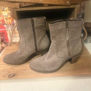 Taos Footwear Gray Ankle Boots